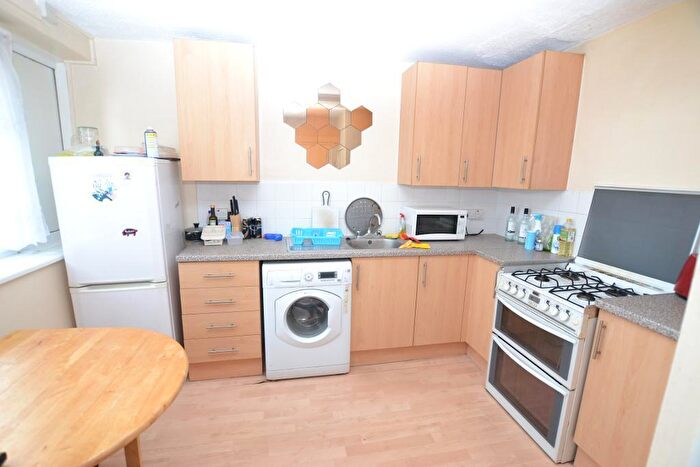 4 Bedroom Flat To Rent In Hamlets Way, London, E3