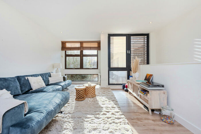 2 Bedroom House To Rent In Ingle Mews, Clerkenwell, London, EC1R