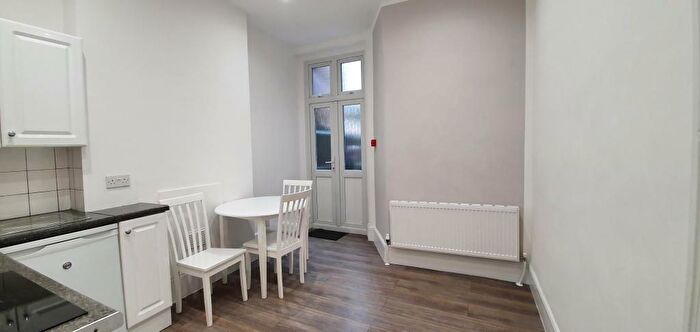 1 Bedroom Flat To Rent In Lascotts Road, Palmers Green, N22