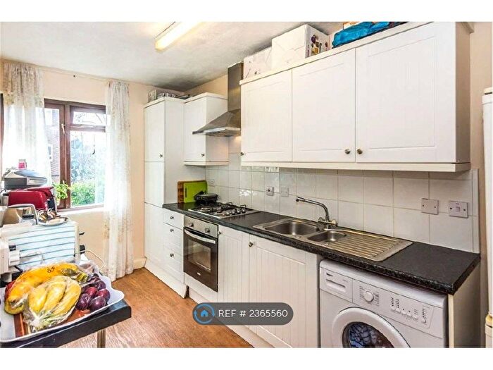 2 Bedroom Flat To Rent In Dukes Court, London, SE13