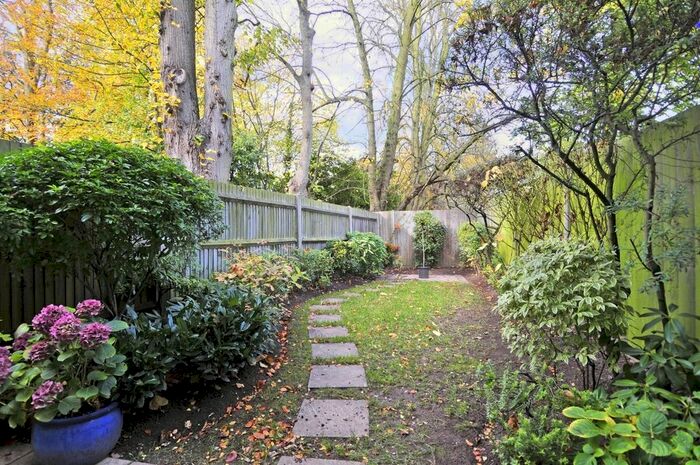 4 Bedroom Town House To Rent In Molteno Road, Watford, WD17