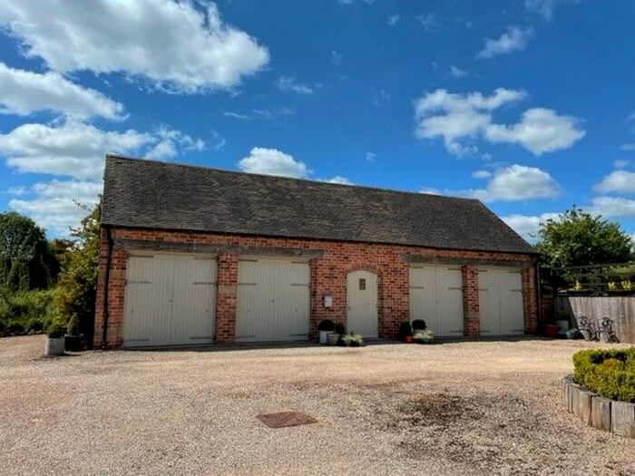 3 Bedroom Barn Conversion To Rent In High Street, Castle Donington, DE74