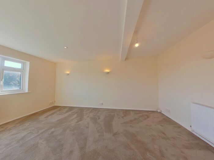 2 Bedroom Flat To Rent In High Street, Kings Langley, Hertfordshire, WD4