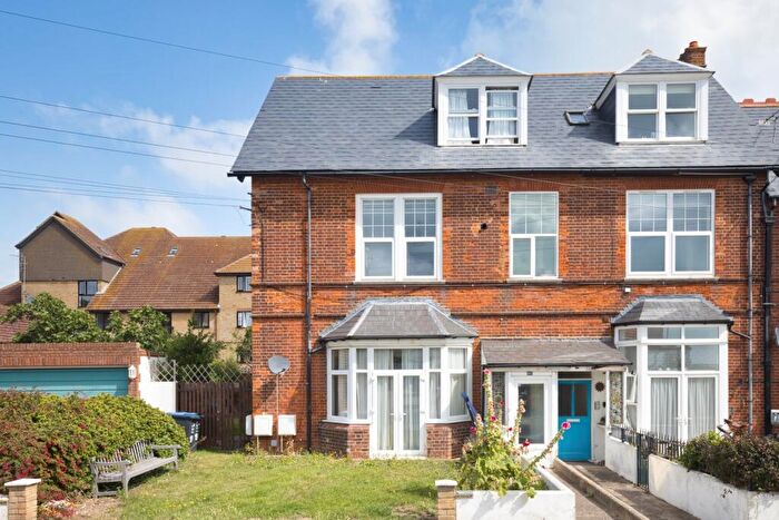 3 Bedroom Flat For Sale In Seapoint Road, Broadstairs, Kent, CT10