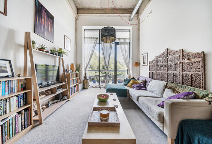 2 Bedroom Maisonette For Sale In Lakeshore Drive, Bristol, Somerset, BS13