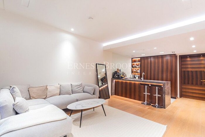 2 Bedroom Flat To Rent In Lincoln Square, Portugal Street, Holborn, WC2A