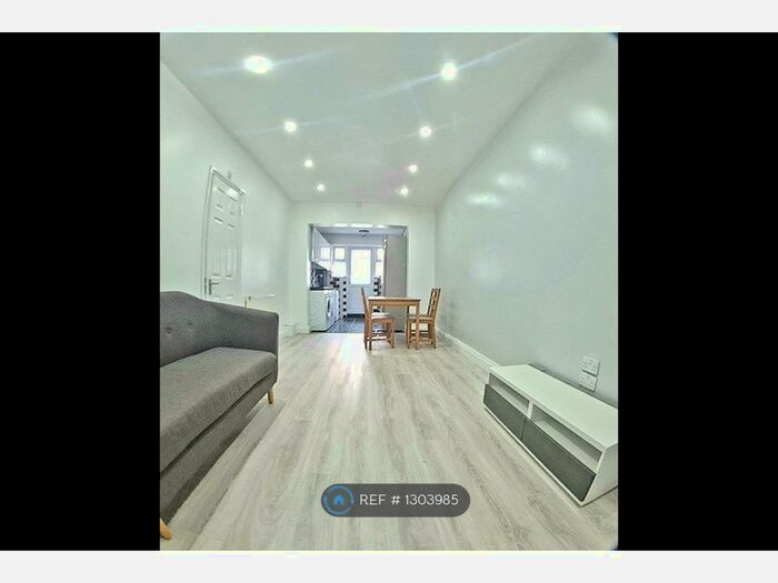 2 Bedroom Flat To Rent In Kellino Street, London, SW17