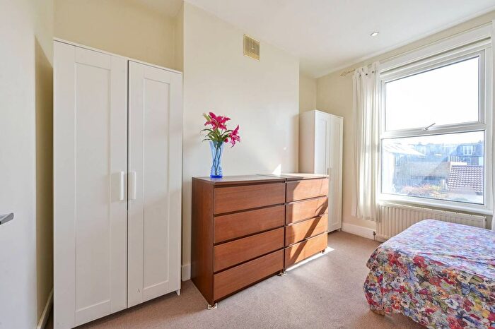 2 Bedroom Flat To Rent In Hartfield Crescent, Wimbledon, London, SW19