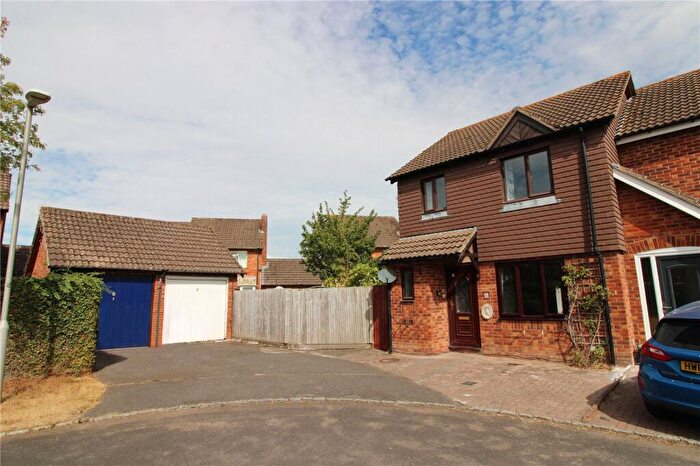 3 Bedroom Semi Detached House For Sale In Malthouse Close, Thatcham, Berkshire, RG19