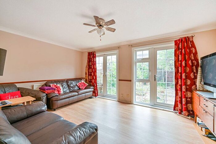 3 Bedroom Property For Sale In Willingham Way, Kingston, Kingston Upon Thames, KT1