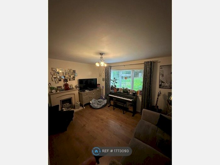 3 Bedroom Semi-Detached House To Rent In Eastry Avenue, Bromley, BR2