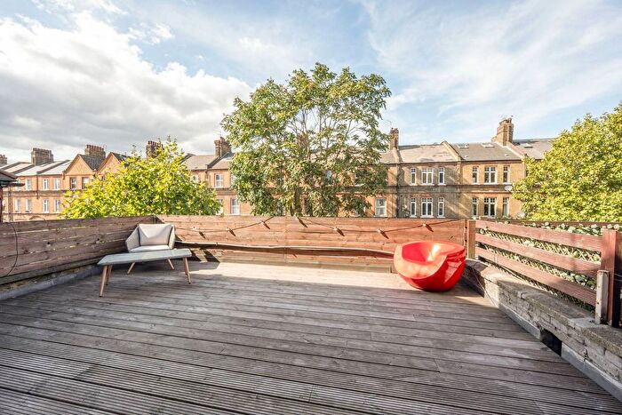 2 Bedroom Flat For Sale In Queenstown Road, Battersea, London, SW8