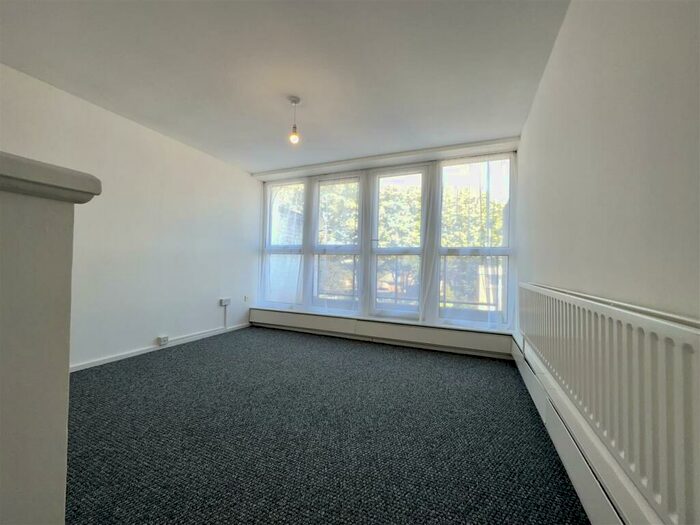 3 Bedroom Property To Rent In Oakwood Drive, Central Hill, London, SE19