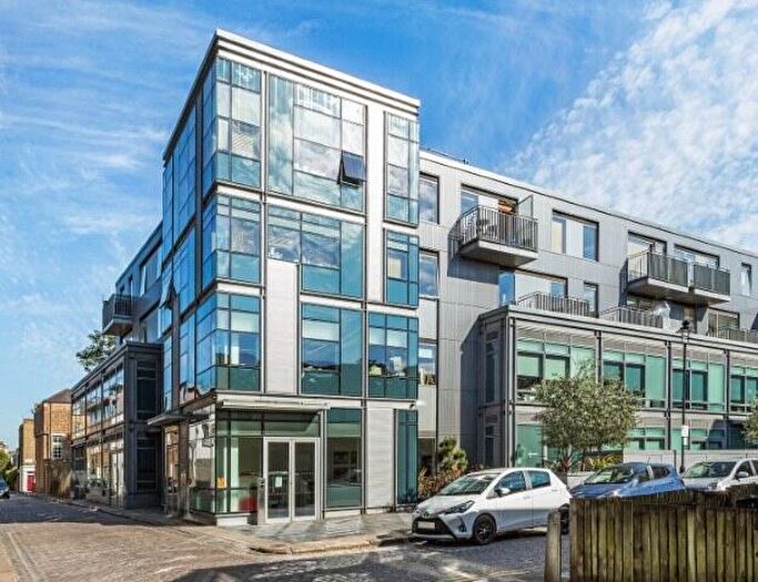 3 Bedroom Flat To Rent In Rochester Place, Camden, NW1