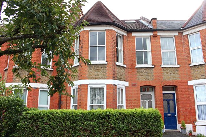3 Bedroom Apartment To Rent In Beech Road, London, N11