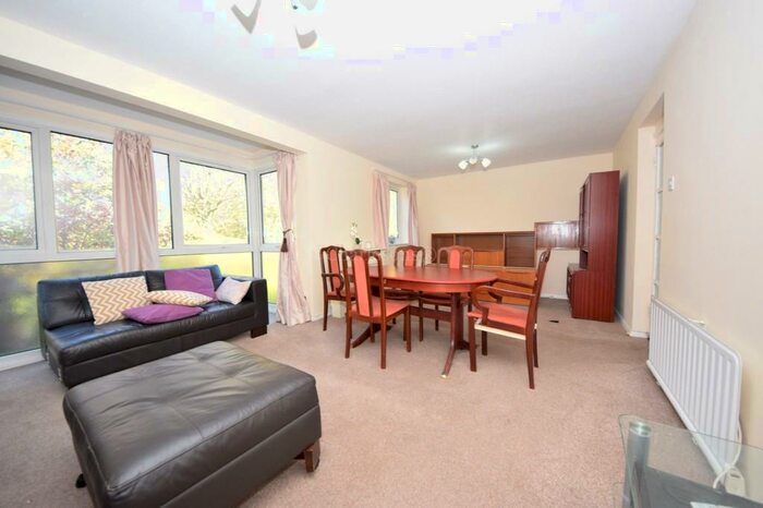 2 Bedroom Flat To Rent In Greenway Court, Ilford, IG1