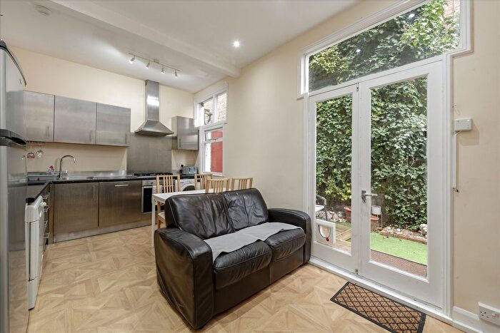 4 Bedroom Flat For Sale In Lanark Mansions, Shepherd's Bush, W12