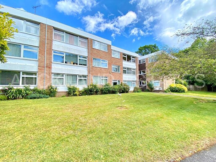 2 Bedroom Apartment To Rent In Heathfield Close, Potters Bar, EN6