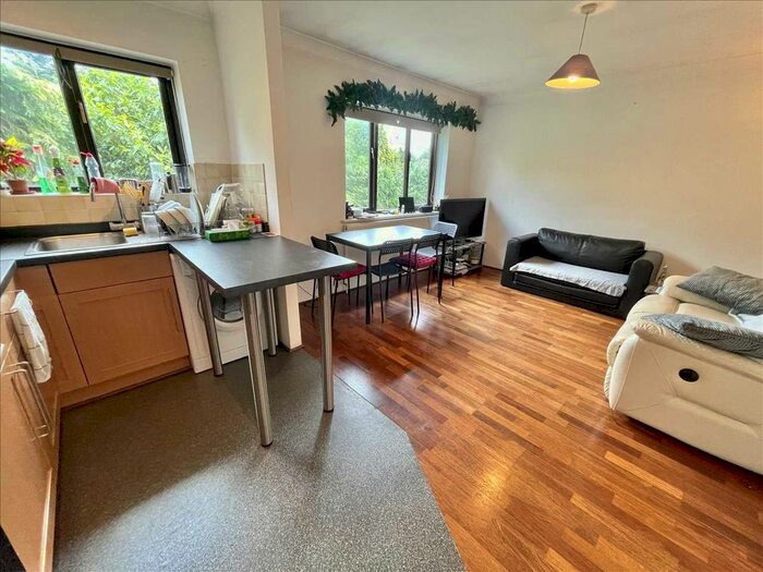 2 Bedroom Flat To Rent In Rosecroft Court, The Avenue, Northwood, HA6