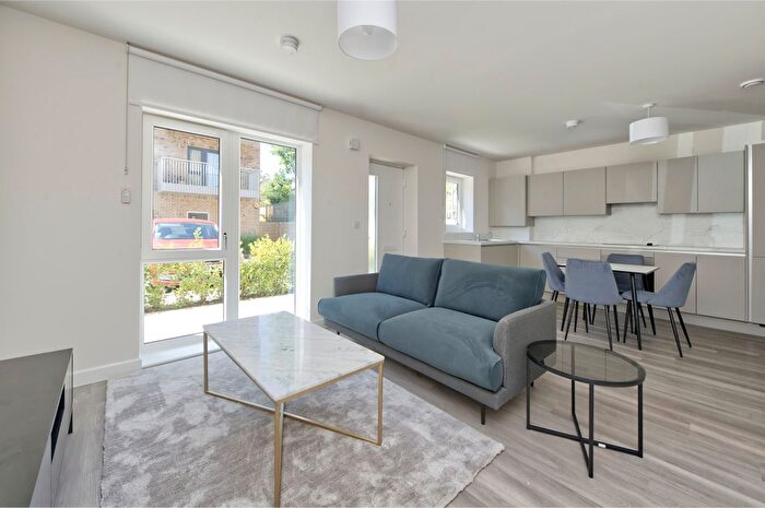 2 Bedroom Flat To Rent In Springfield Drive, Springfield Parkside, Tooting, London, SW17