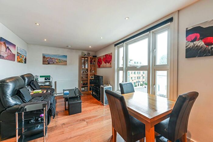 1 Bedroom Flat For Sale In Chiswick High Road, Chiswick, London, W4