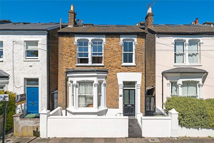 5 Bedroom Semi-Detached House For Sale In Winslade Road, London, SW2