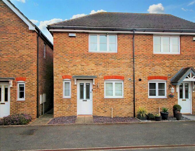 2 Bedroom Property To Rent In Mistley Gardens, Hookwood, Horley, RH6