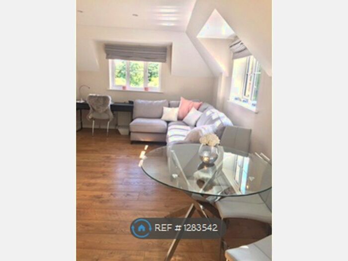 2 Bedroom Flat To Rent In Curo Park, St Albans AL2