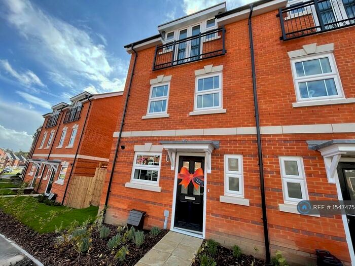 3 Bedroom Semi-Detached House To Rent In Oak Avenue, Wokingham, RG40