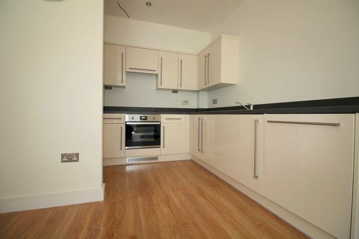 1 Bedroom Flat To Rent In Oak Road, Leatherhead, KT22