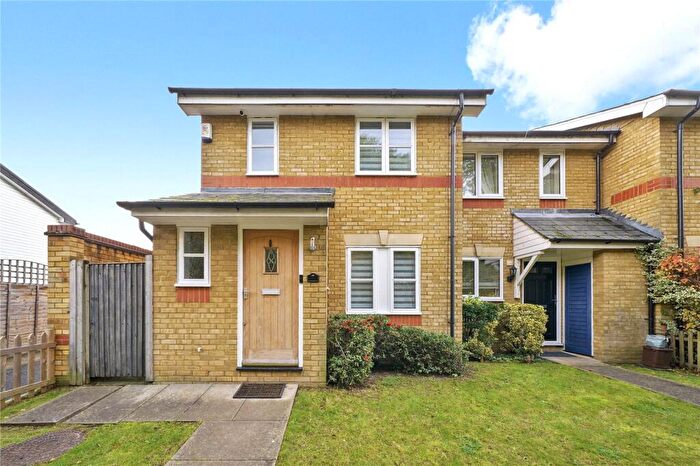 3 Bedroom End Of Terrace House For Sale In Lonsdale Drive, Enfield, EN2