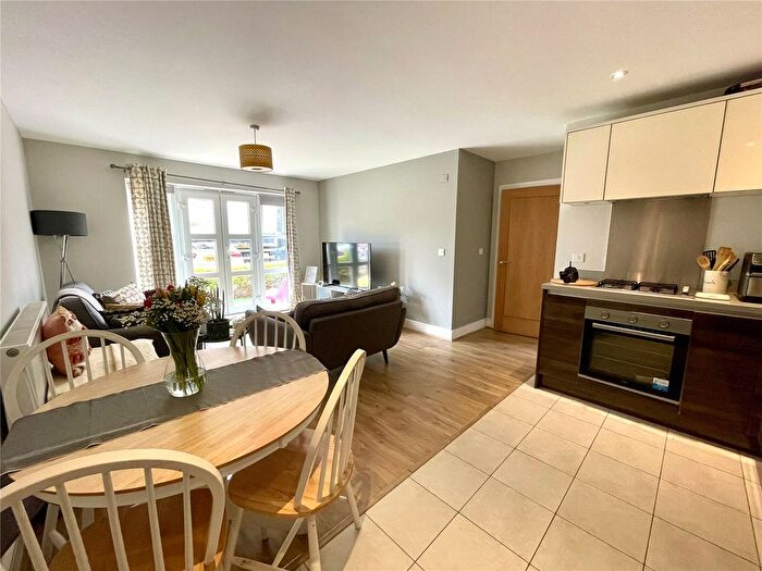 2 Bedroom Flat For Sale In Honington Mews, Farnborough, Hampshire, GU14