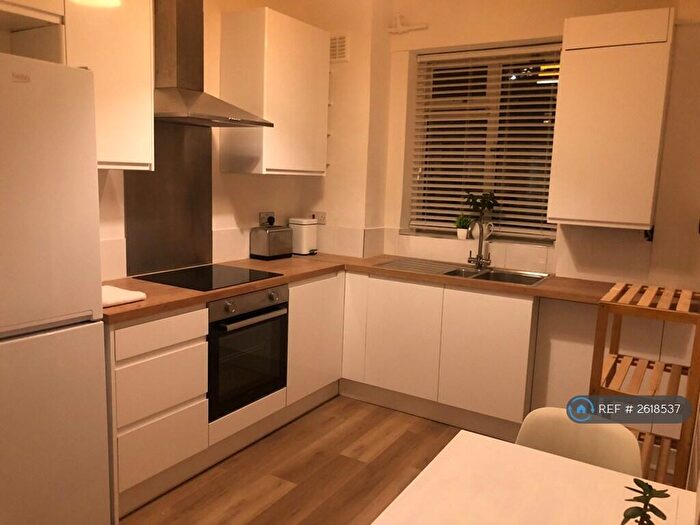 2 Bedroom Flat To Rent In Rawson Court, London, SW11