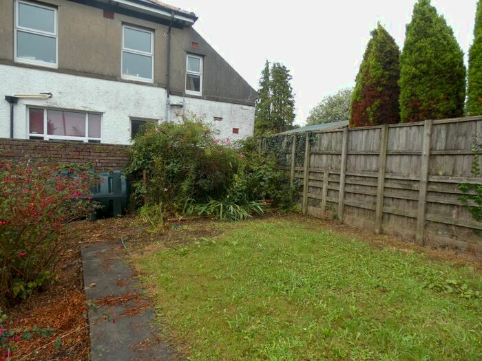 3 Bedroom Flat To Rent In Carmarthen Road, Crosshands, SA14