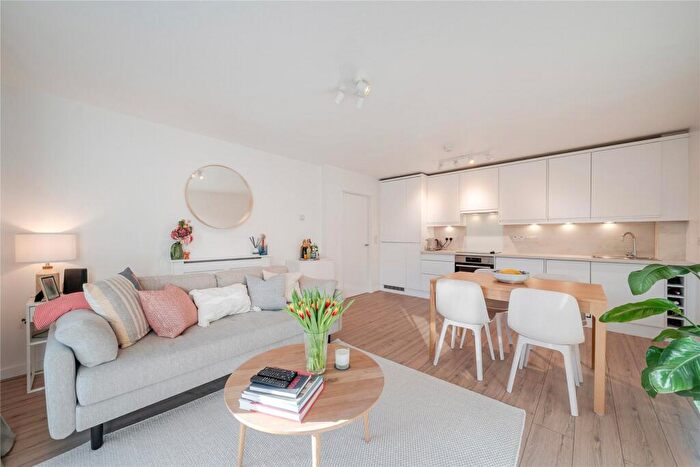 2 Bedroom Flat For Sale In Headingley Drive, Beckenham, BR3