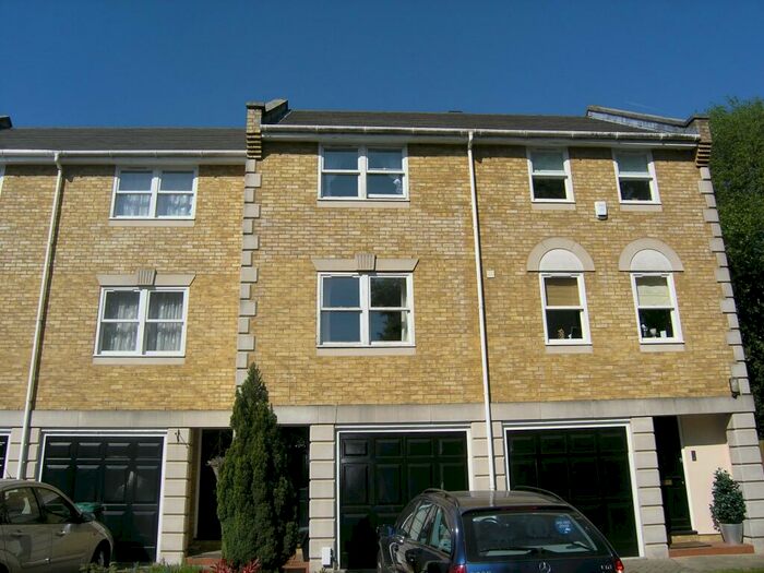 2 Bedroom Semi-Detached House To Rent In Vicarage Drive, BR3