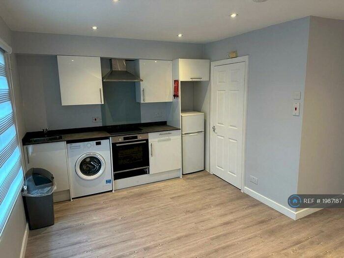 Studio To Rent In Brockley Road, London, SE4