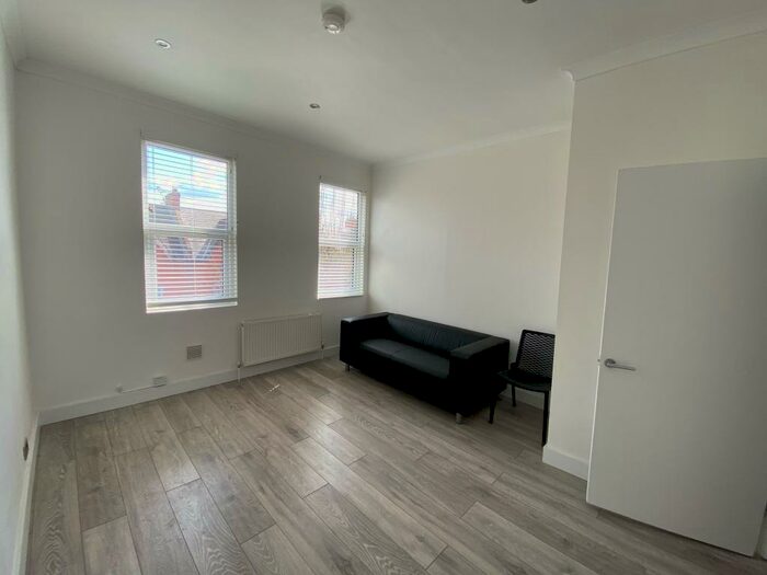 1 Bedroom Apartment To Rent In High Road, London, N12