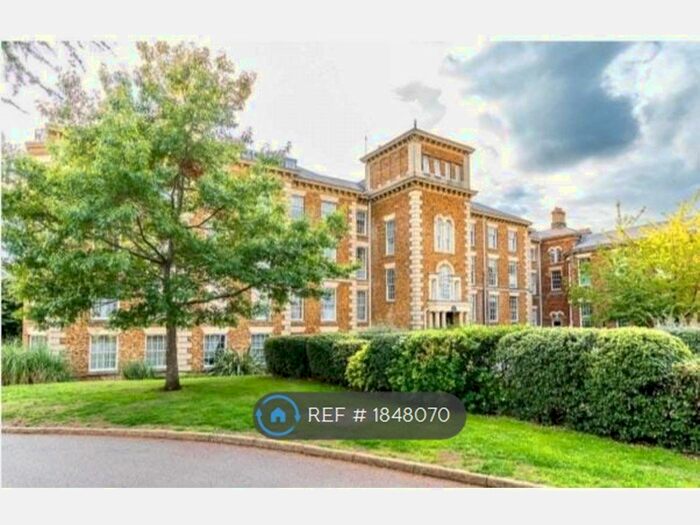 2 Bedroom Flat To Rent In Royal Drive, London, N11