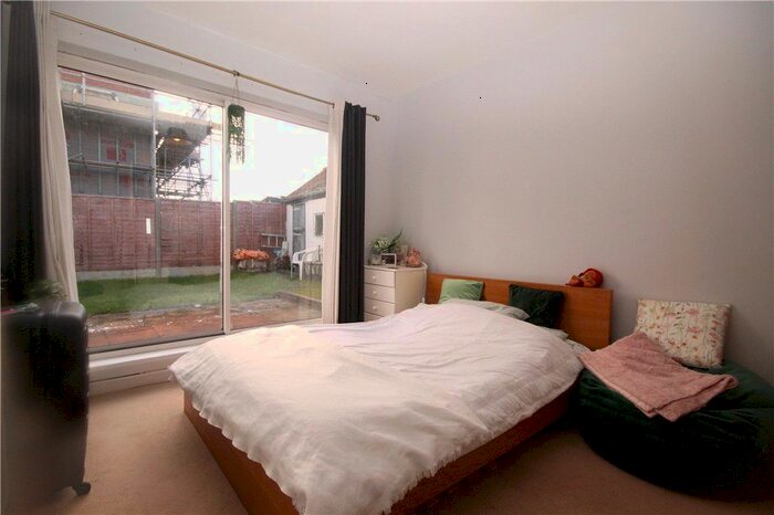 3 Bedroom Flat To Rent In Aldershot Road, Guildford, Surrey, GU2