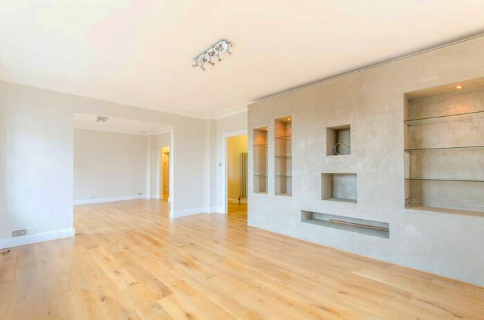 3 Bedroom Flat To Rent In Cropthorne Court, Maida Vale, London, W9