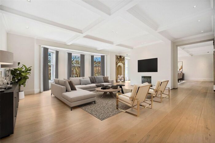 4 Bedroom Flat To Rent In Cadogan Square, Knightsbridge, London, SW1X