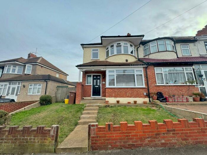 3 Bedroom End Of Terrace House To Rent In Blenheim Avenue, Chatham, ME4