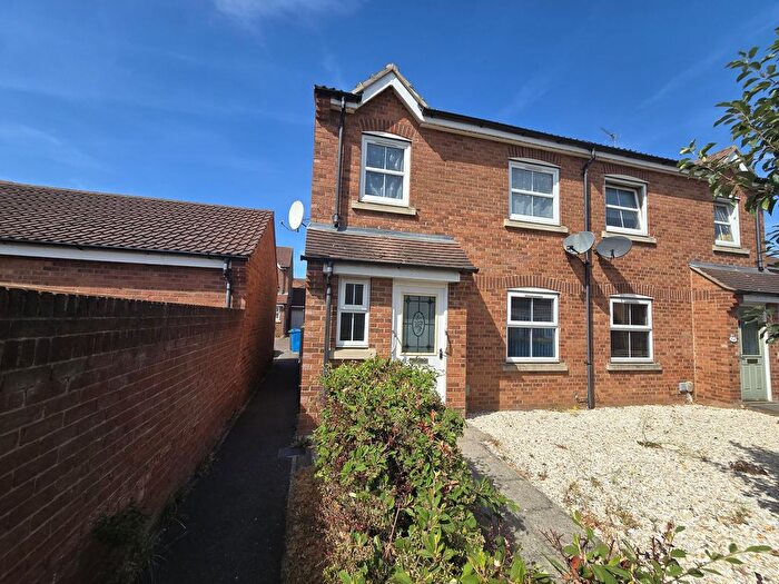 3 Bedroom Semi-Detached House To Rent In Hall Leys Park, Hull, HU7