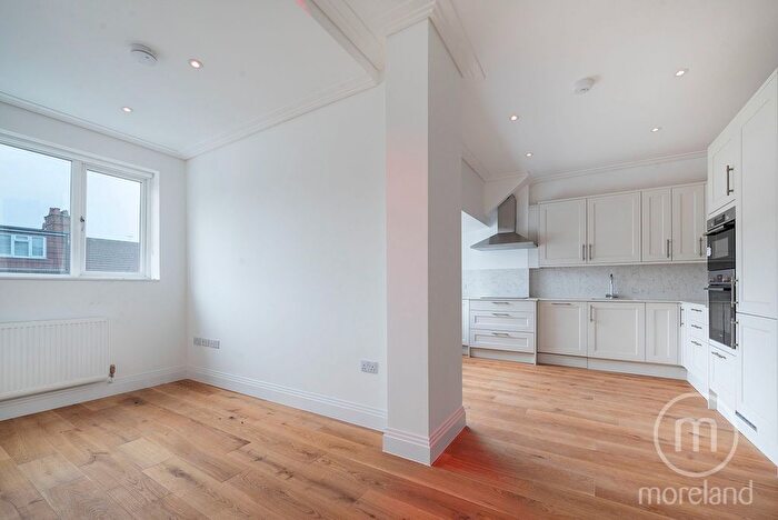 2 Bedroom Flat To Rent In Clifton Gardens, London, NW11
