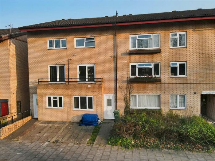 4 Bedroom Town House To Rent In Conniburrow Boulevard, Conniburrow, Milton Keynes, MK14