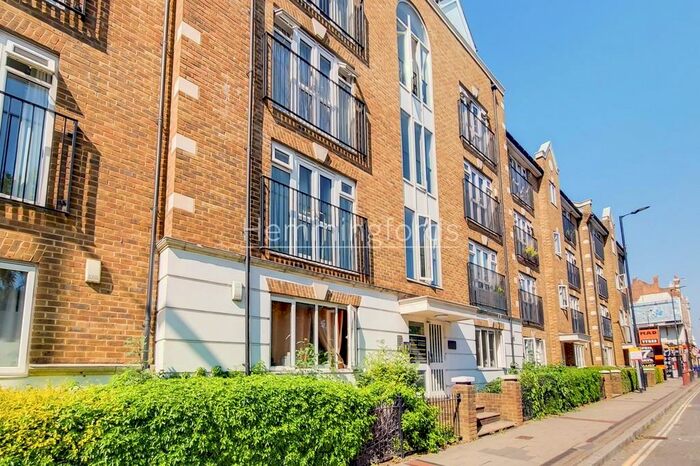 2 Bedroom Apartment To Rent In Riddell Court, Albany Road, SE5