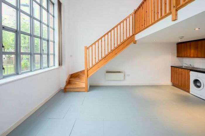 Studio To Rent In Somerford Grove, London, N16