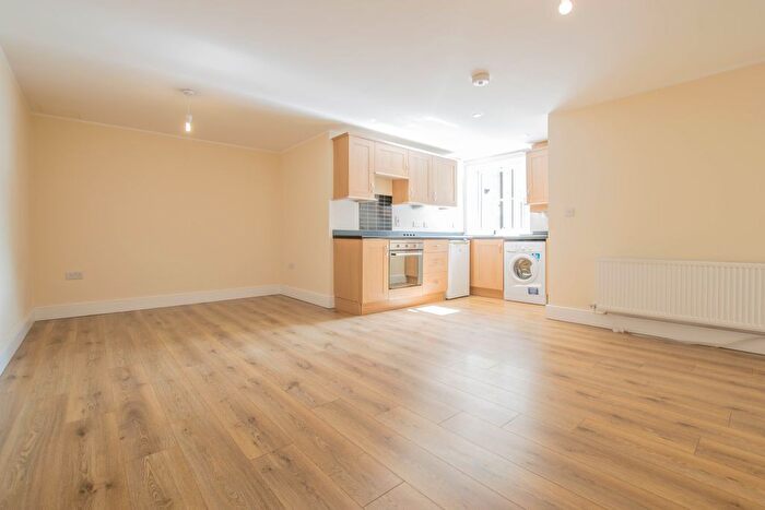 2 Bedroom Flat To Rent In High Street, Hoddesdon, EN11