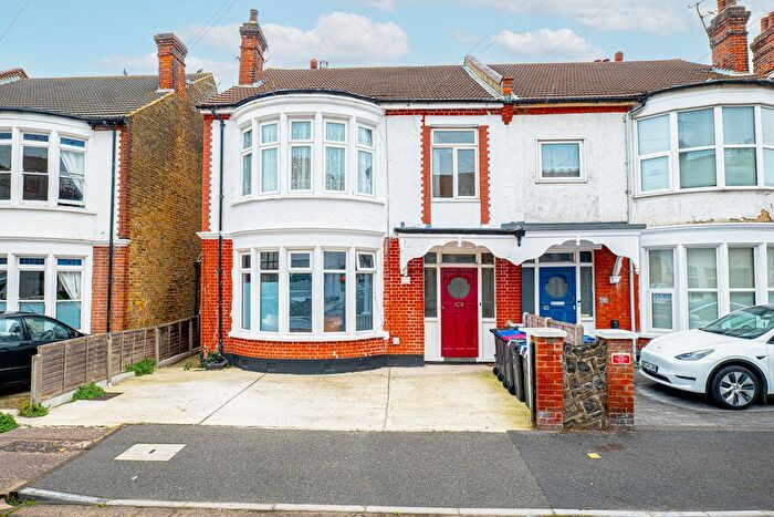 2 Bedroom Flat For Sale In Elderton Road, Westcliff-On-Sea, SS0